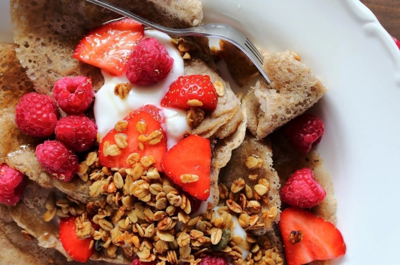 VEGAN PROTEIN CREPES WITH FRUIT